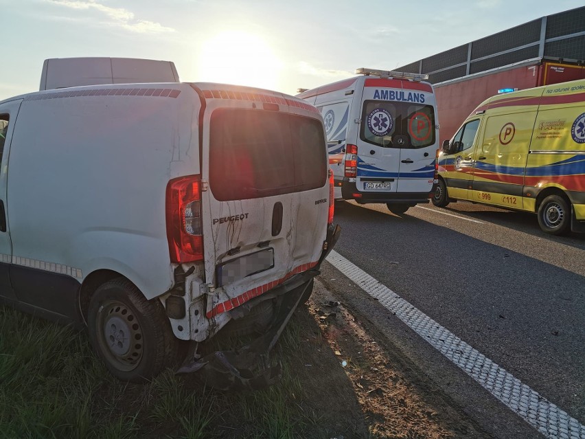 Karambol na A4. Zderzyły się dwa auta osobowe, bus i ciężarówka. Jedna osoba została ranna