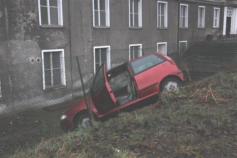 Fiat nie zatrzymał się do kontroli. Policjanci ruszyli w...