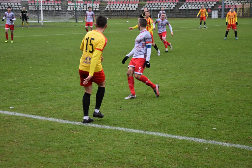 Rezerwy Korony Kielce przegrały w trzecioligowym mecz z KS Wiązownica 3:4, mimo że po siedmiu minutach prowadziły 2:0 [ZDJĘCIA, WIDEO]