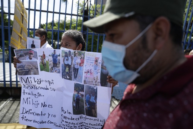 Rodziny aresztowanych w Salwadorze protestują przeciwko nadużyciom