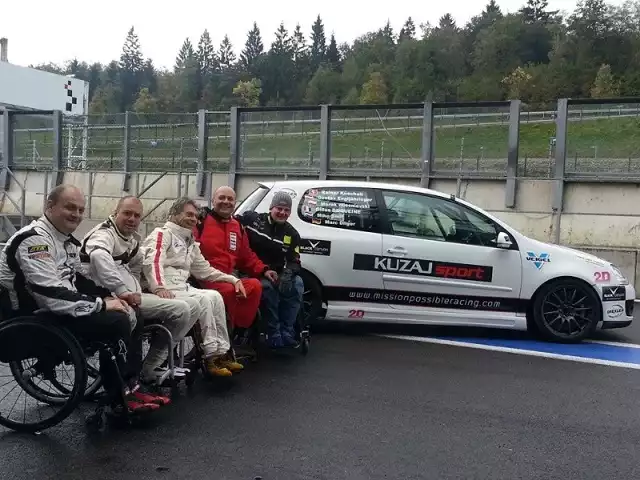 Marek Wiśniewski (w czerwonym stroju) jest jednym z pięciu niepełnosprawnych kierowców, którzy tworzą zespół Mission Possible.