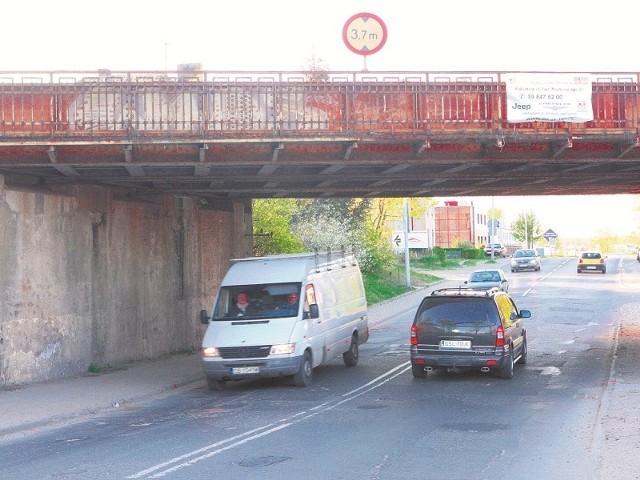 Na przejeździe pod wiaduktem kolejowym na ul. Bałtyckiej będzie teraz ruch naprzemienny. Od czwartku warto więc obierać drogę przez strefę.