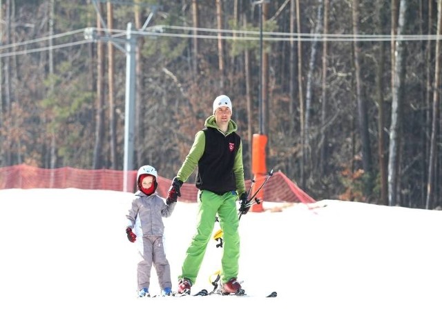 Ostatnie chwile na naukę jazdy na nartach w tym sezonie wykorzystała 5-letnia Maja, która pobierała lekcje u instruktora.