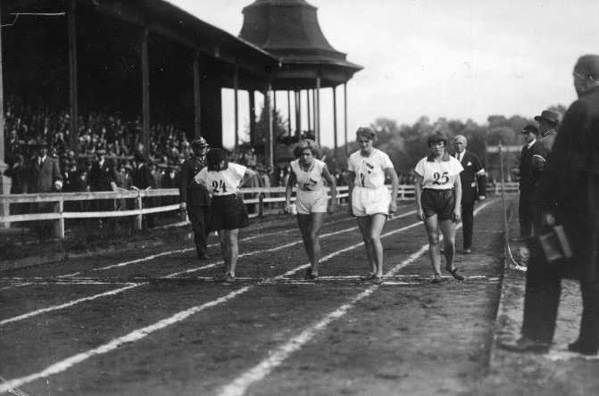 Październik 1927 r., stadion Wisły, mecz lekkoatletyczny...