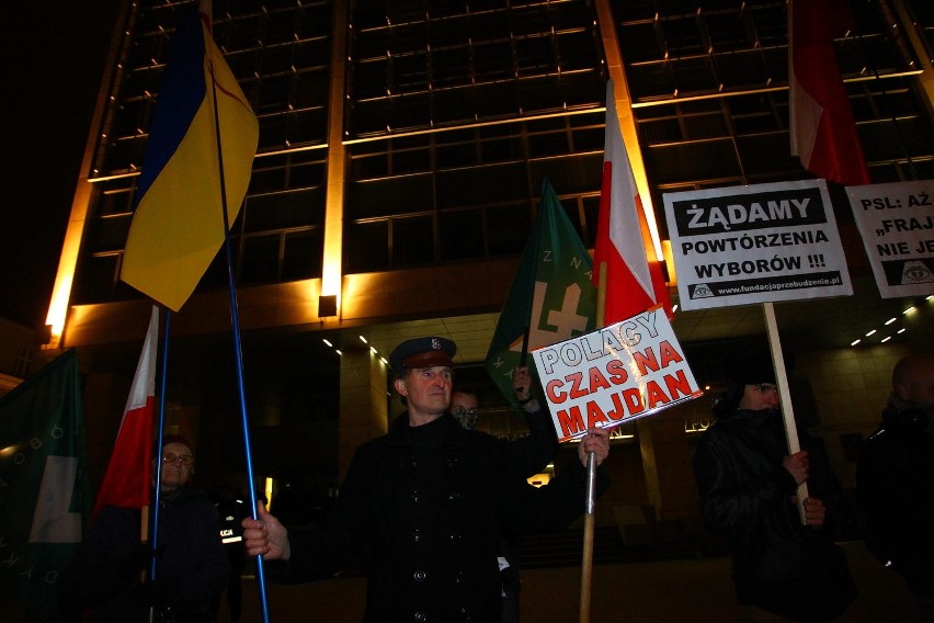 Protest pod Urzędem Wojewódzkim. Chcą powtórzenia wyborów...