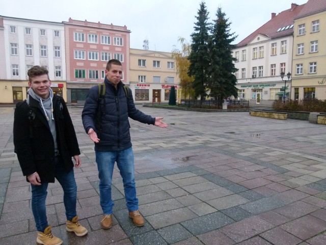 Rafał Bażowski i Paweł Jesionek mówią, że zwolnienie z podatku części przedsiębiorców to dobry pomysł: - Jeśli to ma być zachęta dla przedsiębiorców, to miasto idzie słuszną drogą. Bo obecnie nic się tu nie dzieje.