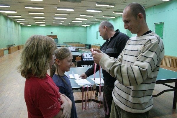 Katarzyna Janeczek i Agnieszka  Grajewska ze SP nr 1 w Chełmnie zajęły  drugie miejsce. Dekoruje Mariusz  Kowalczyk, w tle Grzegorz Pocięgiel.