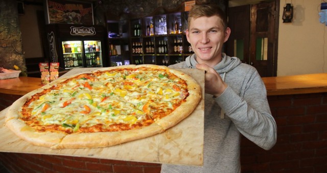 Patryk Gałuch, właściciel Rumcajsa zaprasza na smaczną pizzę w kilku odsłonach. Włoska szybko posmakowała gościom.