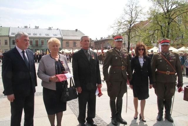 Krzyżami Zasługi odznaczono od lewej: Teresę Banach,Zdzisława Dąbrowskiego, Roberta Mazura ,Mariusza Kowalskiego. Druga z prawej wojewoda Agata Wojtyszek.
