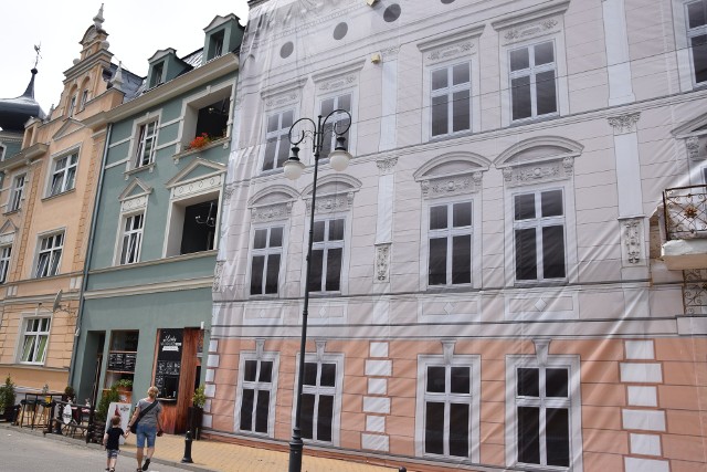 Na siatce elewacyjnej nadrukowana została w Andrychowie zmodyfikowana fotografia elewacji dawnego hotelu.