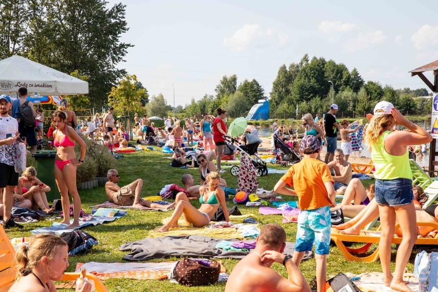 Białystok. Plaża na Dojlidach przezywała oblężenie. Tłumy białostoczan korzystały z pięknej pogody [ZDJĘCIA]