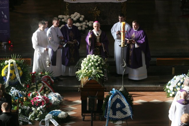 Siedem lat temu zmarł Gerard Cieślik. Jego pogrzeb odbył się w Chorzowie  Zobacz kolejne zdjęcia. Przesuwaj zdjęcia w prawo - naciśnij strzałkę lub przycisk NASTĘPNE