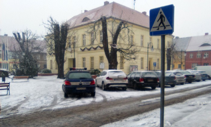 W Otyniu na policjanci zaparkowali radiowóz na przejściu dla...