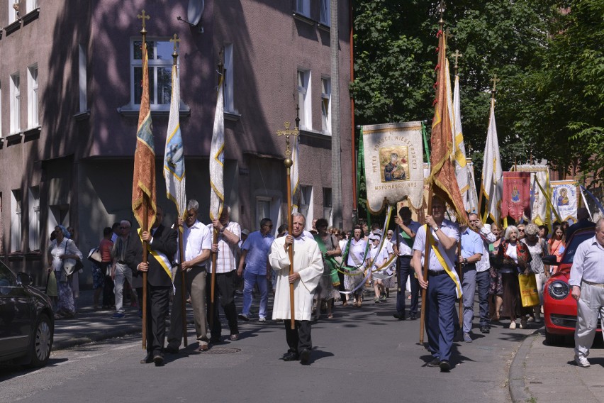 Procesja przeszła od kościoła Mariackiego do parafii...