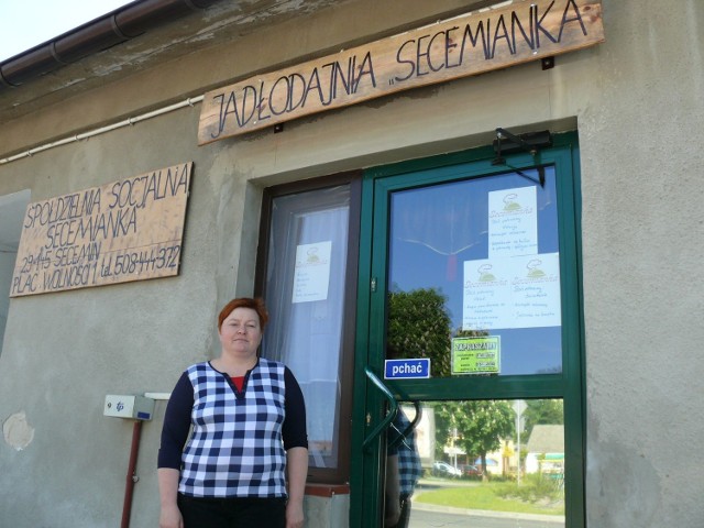 Prezes Agnieszka Pietrzak przed budynkiem swojej spółdzielni Secemianka.