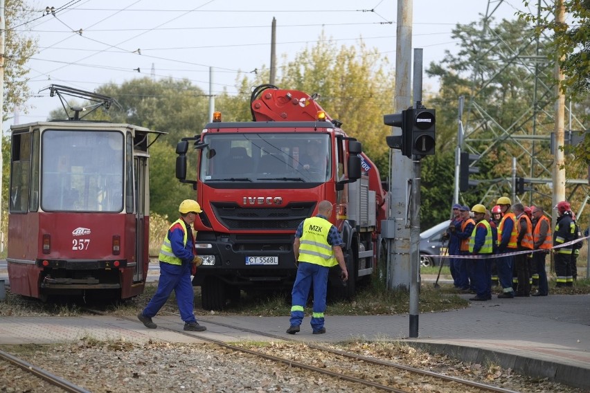 Wykolejony tramwaj po zderzeniu z autobusem na ulicy Wschodniej. Są ranni