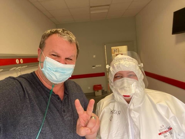 Marek Posobkiewicz (z lewej) jako pacjent z lekarką Centralnego Szpitala Klinicznego MSWiA w Warszawie. Stara się dzielnie znosić koronawirusa, ale potrzebuje osocza krwi ozdrowieńca.