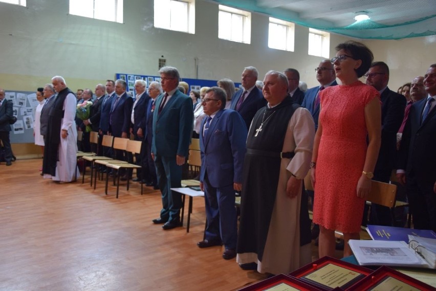 Wróciły wspomnienia - zjazd absolwentów w Zespole Szkół Ponadgimnazjalnych numer 2 w Jędrzejowie z okazji 90-lecia istnienia placówki