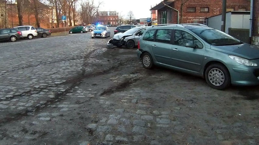 Kolizja w Namysłowie. Młoda kobieta w peugocie wpadła w poślizg i uderzyła w zaparkowane auto