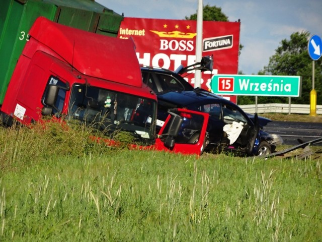 Wypadek w Miąskowie Zderzyły się trzy auta, bus i