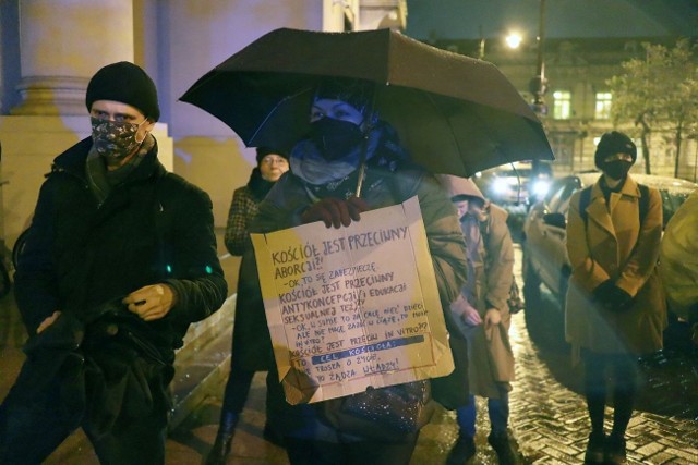 Manifestacja proaborcyjna, zorganizowana przez działaczki Manify i stowarzyszenia Dziewuchy Dziewuchom, odbyła się w środę wieczorem 1 grudnia pod siedzibą Kurii Archidiecezji Łódzkiej przy ul. Skorupki, naprzeciw bazyliki katedralnej w Łodzi. 