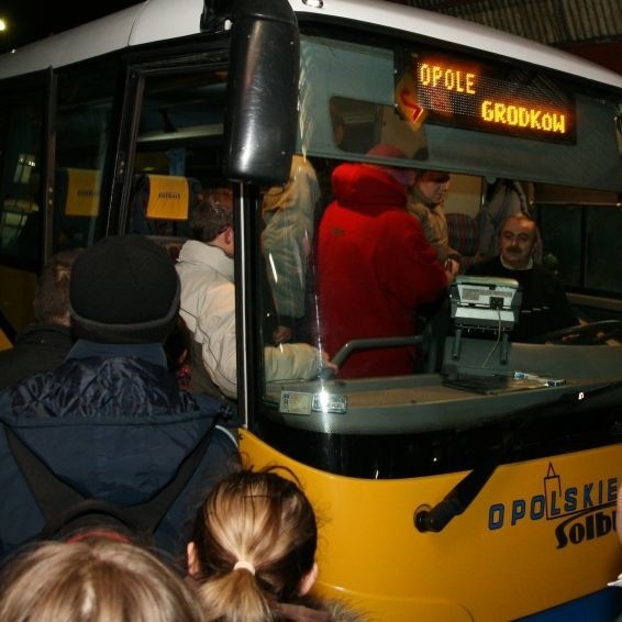 Autobus z Opola do Grodkowa o 17.30. Tłum ludzi. Nikt nie chciał uwierzyć, że kursy mogą zostać zawieszone.