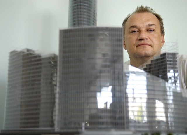 To Zbigniew Walas jako pierwszy zaprojektował Sky Tower. Ale w trakcie budowy zmieniony architektów i opracowano nowy projekt budowy