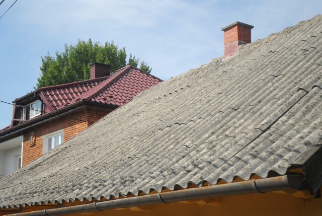 Osoby fizyczne zgłaszają instalacje lub obiekty z azbestem (np. eternitowy dach) burmistrzowi gminy.
