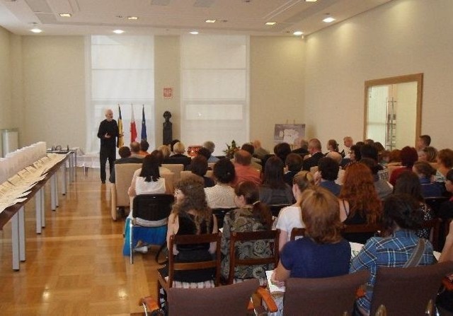 Radosław Nowakowski na spotkaniu w polskim konsulacie we Lwowie.