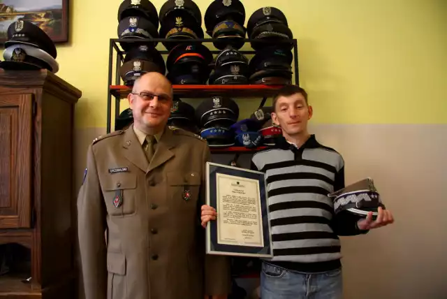 Nową czapkę Łukaszowi Stachyrze, w imieniu dowódcy generalnego, przekazał mjr Adam Grzebalski