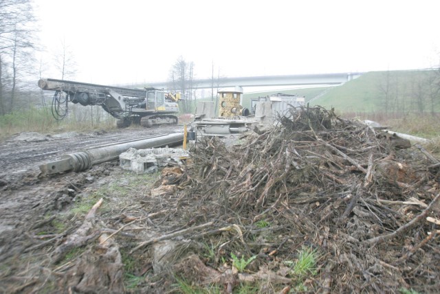 Słup przy autostradzie mógł się przewrócić!