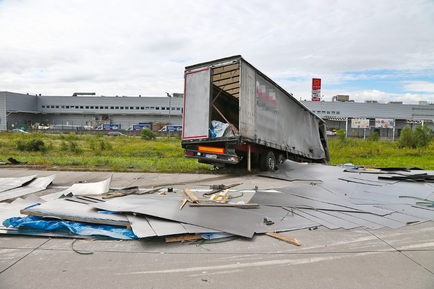 Karambol na A4 przy węźle Bielany. Potężne utrudnienia po zderzeniu ciężarówki i 3 aut osobowych