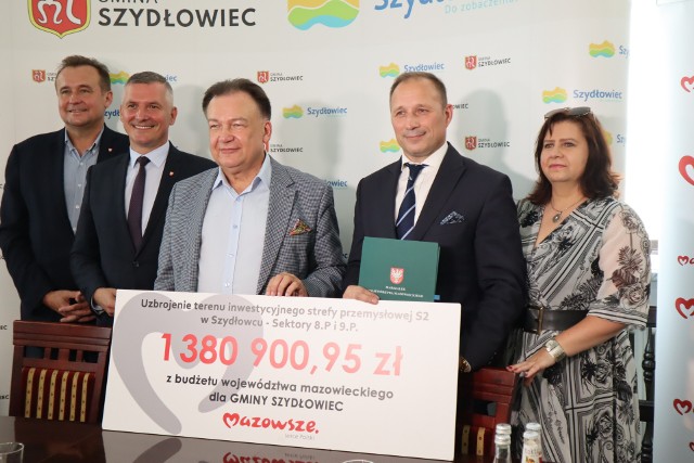 W konferencji w środę w Ratuszu uczestniczyli od lewej: rady Tomasz Śmietanka, wicemarszałek Rafał Rajkowski, marszałek Adam Struzik, burmistrz Artur Ludew i skarbnik Iwona Czarnota.