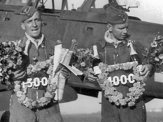 Honory dla Rudela (po lewej) po 1300. misji lotniczej