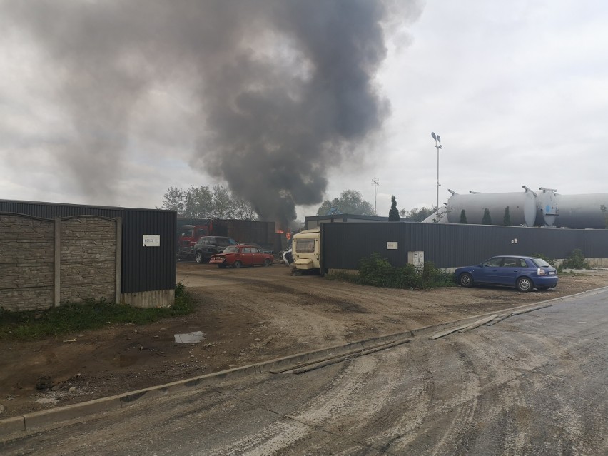 Pożar w składzie złomu przy Holszańskiej w Radomiu. Paliły się wraki samochodów