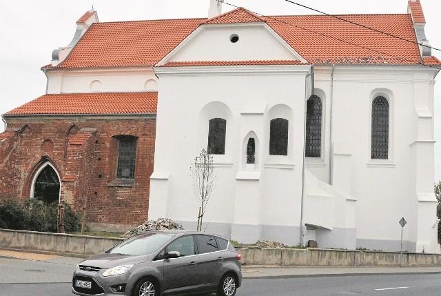 Elewacja kościoła jest już wyremontowana. Jednak wewnątrz tak ładnie nie jest. Odpadający tynk, krusząc e się cegły i zarywające się podłogi sprawiły, że archeolodzy sprawdzą także podziemia.