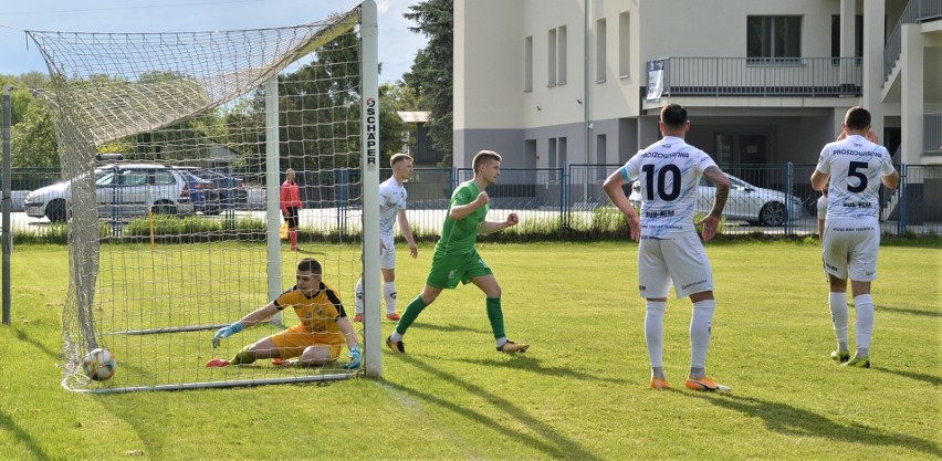 Piłka w siatce Mateusza Wątka i 1:0 dla Chełmka. W środku...