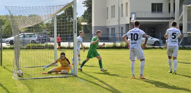 Piłka w siatce Mateusza Wątka i 1:0 dla Chełmka. W środku strzelec gola Adam Palarczyk.