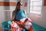 Indie: Ciężarna nie została przyjęta do szpitala. Dziecko urodziła pod murami oddziału ratunkowego [WIDEO]