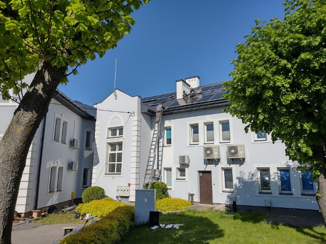 Trwa montaż instalacji fotowoltaicznej na budynkach w gminie Chynów.