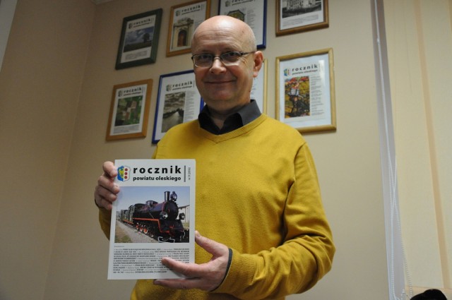 - Zachęcam do kupowania nowego Rocznika Powiatu Oleskiego - mówi redaktor rocznika Andrzej Szklanny.