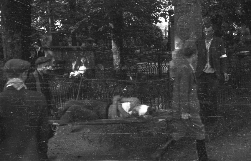 Śladami Powstania '44. Cmentarze na Woli zamieniły się w powstańcze kryjówki