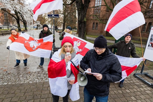 - Do tej pory w niewoli u dyktatora Łukaszenki przebywają 1443 osoby - mówi Witold Jarocki, Białorusin, który od roku mieszka w Bydgoszczy. Jest organizatorem akcji podpisywania kartek świątecznych do więźniów na terenie Białorusi.