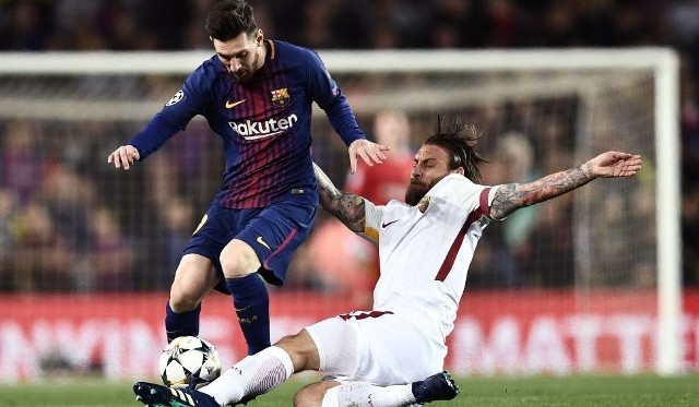 Lionel Messi (z lewej) tym razem nie pomógł Barcelonie