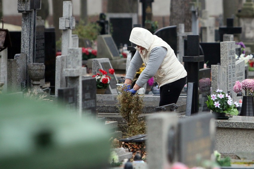 Dzień Wszystkich Świętych. Trwają porządki na lubelskich cmentarzach