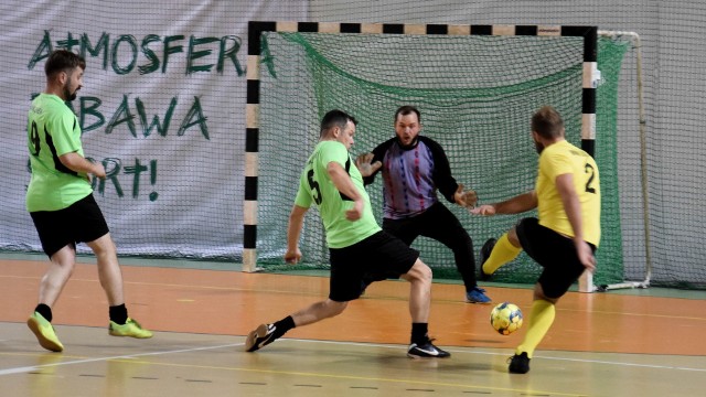 Rozegrane zostały mecze piątej kolejki Kieleckiej Ligi Futsalu. Niedziela udana była dla drużyn MJM Hurt-Detal i PŚK Fabet Konstrukcje. Obie odniosły pierwsze zwycięstw w tym sezonie. Pierwsza pokonała Hydras 4:2, a druga niespodziewanie triumfowała z AKS Wzdół KrisMar 5:2.Zacięte pojedynki rozegrane zostały pomiędzy drużynami PW Duet Delikatesy Centrum Radlin i AZS Politechnika Świętokrzyska oraz Sport CK i Instal-Luk. W pierwszy pojedynku triumfowała ekipa z Radlina, która pokonała żaków 3:1. Natomiast w drugim meczu górą był Instal-Luk, który wygrał z Sport CK 2:1.______________________________________________Wyniki piątej kolejki Kieleckiej Ligi Futsalu:Hydras - MJM Hurt-Detal 2:4Bramki: Rafał Wojtuś, Karol Kołomański - Piotr Gołąbek 3, Filip Kaczmarski.Hydras: K. Kołomański, S. Gołuch, K. Janicki, R. Wojtuś, R. Pieras, M. Lewandowski, B. Tutaj.MJM Hurt-Detal: A. Cieślinski, A. Kwiatek, F. Kaczmarski, W. Bartoszek, M. Czerwiński, P. Gołąbek, P. Żak, W. Gajos.Najlepszy zawodnik meczu: Piotr Gołąbek (MJM Hurt-Detal).______________________________________________Sparta Strawczynek - ISOVER MMW Szalunki 1:3Bramki: Mateusz Tkaczyk - Damian Detka, Mateusz Łukasiewicz, Karol Lurzyński.Sparta: P. Kasprzyk, M. Kozieł, W. Tkaczyk, K. Bielawski, T. Raczyński, A. Więckowski, D. Kasprzyk, M. Tkaczyk.ISOVER: S. Woźniak, B. Kuzincow, E. Lurzyński, K. Lurzyński, M. Łukasiewicz, W. Surdyk, D. Surowiec, D. Detka.Najlepszy zawodnik meczu: Damian Detka (ISOVER MMW Szalunki).______________________________________________AKS Wzdół KrisMar - PŚK Fabet Konstrukcje 2:5Bramki: Dominik Wikło, Kamil Głuszek - Maciej Bieniek 2, Paweł Anioł 2, Jakub Bartyzel.AKS Wzdół KrisMar: P. Chrzanowski, M. Wikło, D. Obara, P. Telka, P. Łapka, K. Matla.PŚK: M. Bieniek, G. Cedro, P. Pawłowski, T. Bębas, M. Dygas, P. Anioł, J. Bartyzel.Najlepszy zawodnik meczu: Maciej Bieniek (PŚK Fabet Konstrukcje).______________________________________________PW Duet Delikatesy Centrum Radlin - AZS Politechnika Św. 3:1Bramki: Bartosz Sot, Łukasz Boleń, Arkadiusz Kowalczyk - Tomasz Gaj.Delikatesy Centrum: K. Kowalczyk, M. Maciejski, B. Sot, S. Satro, P. Bera, S. Sot, A. Kowalczyk , Ł. Boleń.AZS: B. Majcherczyk, M. Łyczek, A. Krzemiński, T. Gaj, M. Gajos, J. Tekiel.Najlepszy zawodnik meczu: Arkadiusz Kowalczyk (PW Duet Delikatesy Centrum Radlin).______________________________________________Sport CK - Instal-Luk 1:2Bramki: Bartosz Malinowski - Mariusz Piwowarczyk 2.Sport CK: M. Trela, B. Malinowski, M. Sałkiewicz, M. Zychalski, J. Bodzioch, J. Kowalski, J. Łapot, M. Niebudek, K. Wijas, K. Marek, F. Postawa.Instal-Luk: Ł. Piwowar, M. Piwowarczyk, D. Piwowarczyk, M. Dąbrowski, D. Chaba, K. Piwowarczyk.Najlepszy zawodnik meczu: Mariusz Piwowarczyk (Instal-Luk).______________________________________________viGO! Quickpack - AZS UJK Kielce 0:3Bramki: Piotr Pietrzyk 2, Łukasz Skalski.VIGO! Quickpack: K. Stanczyk, H. Magiera, P. Kowalczyk, D. Boroń, E. Borczyński, Sz. Krawczyk, P.Paluch, R. Sinkiewicz.AZS UJK: Ł. Misiara, Ł. Skalski, D. Stępień, N. Wołczyk, P. Pietrzyk, K. Boszczyk, K. Nieszporek.Najlepszy zawodnik meczu: Piotr Pietrzyk (AZS UJK Kielce).(dor)