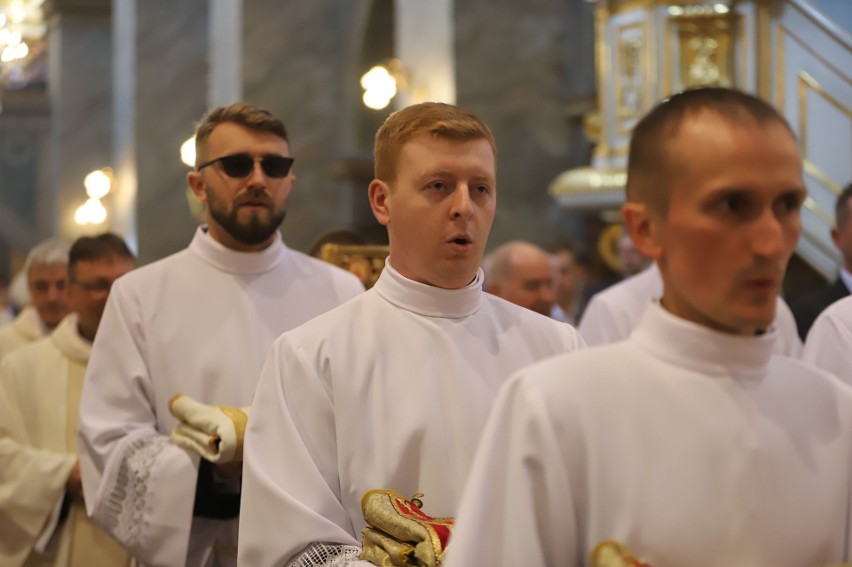 Tomasz Kasprzyk z powiatu pińczowskiego w Bazylice Katedralnej w Kielcach przyjął święcenia diakonatu. Mamy zdjęcia z tego wydarzenia