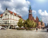 Ratusz w bluszczu, Fredro w cieniu topoli. Mieszkańcy Wrocławia chcą zazielenić Rynek. Może w Opolu warto zrobić podobnie?