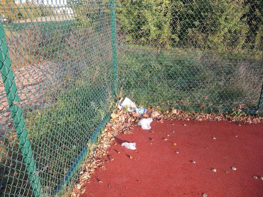 Zniszczone i zaśmiecone boisko w Dretyniu