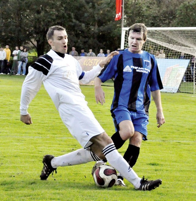 Piłkarze Piasta (białe stroje) wygrali w derbach z JKS-em.